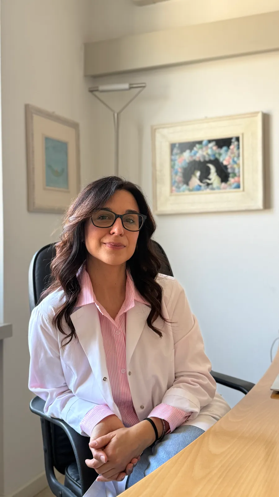 La dott.ssa Valentina Lizza nel suo studio, seduta alla scrivania